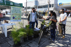 Com drive-thru solidário no Litoral do Estado, famílias carentes recebem nesta semana as doações de roupas, cobertores, sapatos e alimentos arrecadados em troca de uma muda frutífera do Instituto Água e Terra (IAT).  -  Curitiba, 27/07/2021  -  Foto: IAT