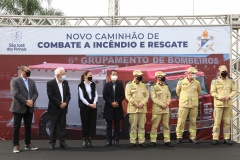 O Corpo Bombeiros de São José dos Pinhais recebeu nesta terça-feira (27/07), em cerimônia realizada no 6º Grupamento de Bombeiros, um caminhão Auto-Bomba Tanque Resgate (ABTR) para dar suporte ao combate à incêndios na cidade. A nova viatura do Corpo de Bombeiro é a primeira de modelo americano no Estado do Paraná, sendo projetada e desenvolvida para atividade da corporação.  -  Curitiba, 28/07/2021  -  Foto: SESP-PR