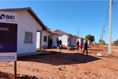 Dez famílias que vivem em condições precárias no distrito de Jangada, em Cafezal do Sul, receberão em breve as chaves de novas moradias. Nesta sexta-feira (30), técnicos da Cohapar vistoriaram a obra, que está com 70% do cronograma concluído e envolve investimentos de R$ 875 mil do Governo do Estado. (Foto: Silvio Rodacki/Cohapar)