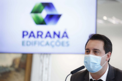 Para promover a melhoria na qualidade das obras públicas, o Governo do Estado disponibilizará para todos os municípios interessados o acervo de projetos da Paraná Edificações (PRED), vinculada à Secretaria de Estado do Desenvolvimento Urbano e Obras Públicas (SEDU). A medida foi determinada pelo governador Carlos Massa Ratinho Junior nesta quarta-feira (4) durante reunião virtual com representantes de todas as cidades paranaenses. Foto: Jonathan Campos/AEN