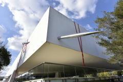 A  intervenção "Tramas Vitais", do artista curitibano Geraldo Zamproni. A instalação - uma agulha com linha, em grande escala, atravessada numa das paredes externas do Museu Oscar Niemeyer (MON) - faz parte da Bienal Internacional de Arte Contemporânea do Sul (BIENALSUR) 2021.Curitiba, 03 de agosto de 2021.Foto: Kraw Penas/SECC