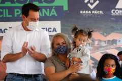 O governador Carlos Massa Ratinho Junior entrega nesta terça-feira (10) as chaves de 25 casas populares do Residencial Vila Torres a famílias de Prudentópolis, na região Centro-Sul do Paraná. Foto: Jonathan Campos/AEN