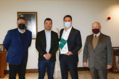 O governador Carlos Massa Ratinho Junior e o vice-governador Darci Piana foram homenageados nesta quarta-feira com troféus simbólicos como parte das comemorações dos 60 anos do Banco Regional de Desenvolvimento do Extremo Sul (BRDE), que ocorreu no dia 15 de junho. A solenidade foi no Palácio Iguaçu.  -  Curitiba, 12/08/2021  -  Foto: Jonathan Campos/AEN