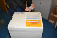 A Secretaria de Estado da Saúde (Sesa) iniciou na manhã desta quinta-feira (12) a distribuição de mais 50.310 vacinas contra a Covid-19 para primeira dose (D1) na população adulta. Os imunizantes da Pfizer/BioNTech chegaram ao Paraná nesta quarta-feira (11) à noite e fazem parte da 37ª pauta de distribuição do Ministério da Saúde. -  Curitiba, 12/08/2021  -  Foto: Américo Antonio/SESA