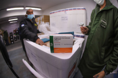 Novo lote de 57.600 da CoronaVac  chegam  no Centro de Medicamentos do Paraná (Cemepar), em Curitiba, na manha desta quarta-feira (4).  Foto: Geraldo Bubniak/AEN