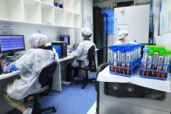 O Paraná confirmou o primeiro caso da variante Lambda (C.37), originária do Peru, nesta sexta-feira (13), após o sequenciamento genômico pela Fiocruz, conforme amostragem aleatória, encaminhada pelo Laboratório Central do Estado (Lacen).  Curitiba, 13/08/2021  -  Foto: José Fernando Ogura/AEN
