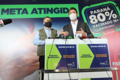 O governador Carlos Massa Ratinho Junior atende a imprensa nesta terça-feira (17) no Centro de Medicamentos do Paraná (Cemepar) sobre o avanço da campanha de vacinação contra a Covid-19 no Estado. O secretário estadual da Saúde, Beto Preto, acompanha a entrevista..17/08/2021 - Foto: Geraldo Bubniak/AEN