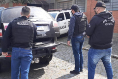 A Polícia Civil do Paraná (PCPR) prendeu três homens durante uma operação deflagrada nesta terça-feira (17), no bairro Parolin, em Curitiba. Durante a ação também foram apreendidas munições, carregadores, arma de fogo, e drogas. - Curitiba, 17/08/2021  -  Foto: Polícia Civil do Paraná