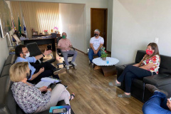 A prefeitura de Jaguariaíva é a mais nova parceria da Fomento Paraná no programa Banco do Empreendedor. A prefeita Alcione Lemos assinou nesta quinta, 19, o termo de cooperação técnica que permite ao município manter agentes de crédito credenciados e habilitados para atuar na intermediação de propostas de empréstimos de microcrédito.  -  Curitiba, 20/08/2021  -  Foto: Fomento Paraná