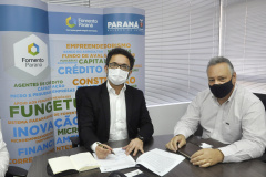 O diretor-presidente da Fomento Paraná, Heraldo Neves, e o prefeito de Ubiratã, Fábio Dalécio, assinaram nesta quarta, 25, o termo de cooperação técnica que estabelece a parceria entre as entidades e permite ao município manter agentes de crédito habilitados para atuar na intermediação de propostas de empréstimos de microcrédito.  - Curitiba, 25/08/2021  -    Foto: Fomento Paraná