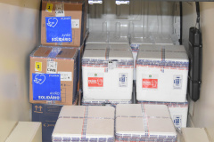 O Paraná recebeu na noite desta segunda-feira (30) mais 182.100 doses de vacinas contra a Covid-19. As 64.350 doses da Pfizer/BioNTech desembarcaram no Aeroporto Internacional Afonso Pena, em São José dos Pinhais, às 19h10 e, logo depois, chegaram mais 117.750 doses da AstraZeneca/Fiocruz.  -  Curitiba, 30/08/2021  -  Foto: Américo Antonio/SESA