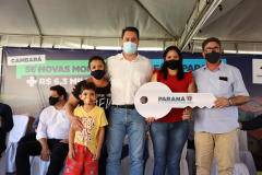 O governador Carlos Massa Ratinho Junior entregou nesta quinta-feira (02) as chaves de 56 novas moradias a famílias de Cambará, no Norte Pioneiro. O Residencial Santa Cecília recebeu R$ 5,3 milhões de investimento do Governo do Estado por meio do programa Casa Fácil Paraná, que oferece condições facilitadas de aquisição da casa própria à população. Foto: Ari Dias/AEN