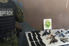 Oito pistolas e 22 carregadores são apreendidos pelo BPFron em ônibus de viagem no Oeste do estado  -  Curitiba, 06/09/2021  -  Foto: PMPR