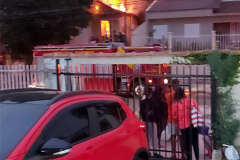 Mulher é resgatada de casa em chamas por policiais militares no Cajuru, em Curitiba.