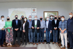 A Secretaria de Estado da Agricultura e do Abastecimento e a Agência de Defesa Agropecuária do Paraná (Adapar), receberam o Prêmio Saúde Animal, do Sindicato dos Médicos Veterinários do Estado do Paraná (Sindivet), em razão dos serviços prestados. Foto: SEAB
