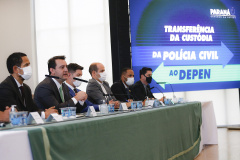 Governador Carlos Massa Ratinho Junior, assina decreto que autoriza o início da terceira e última fase do processo de transferência de gestão, com o repasse da custódia dos últimos detentos das carceragens da Polícia Civil para a gestão plena do Departamento Penitenciário do Paraná (Depen). Foto: Jonathan Campos/AEN