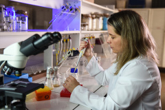 Com objetivo de combater a Ferrugem Asiática da Soja (FAS), responsável por perdas que variam de 30% a 90% na produção em diversas regiões do país, a professora do mestrado em Agronomia da Universidade Estadual do Norte do Paraná (UENP),  -  Curitiba, 16/09/2021  -  Foto: SETI