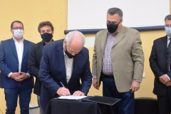 O secretário de Estado da Saúde, Beto Preto assinou a ordem de serviço nesta quinta-feira (16) que autoriza o início imediato de reformas de reparo no Hospital Regional da Lapa São Sebastião (HRLSS).  -  Curitiba, 16/09/2021  -  Foto: Américo Antonio/SESA