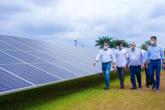 Secretários de Estado participaram, nesta quinta-feira (17), da inauguração da Usina Fotovoltaica Nelson Paludo, em Assis Chateaubriand. O chefe da Casa Civil, Guto Silva, e os secretários de Estado do Desenvolvimento Sustentável e do Turismo, Márcio Nunes, e da Agricultura e do Abastecimento, Norberto Ortigara, destacaram os benefícios de uma usina solar para os agricultores e também ao meio ambiente.  -  Assis Chateaubriand, 17/09/2021  -  Foto: SEDEST