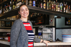 O crédito contratado pela empresária curitibana Maristela Canário para reformar um bar chegou em uma hora mais do que boa. Ela contratou os recursos da Fomento Paraná ainda em dezembro de 2019, sem imaginar os percalços que a pandemia traria, especialmente ao setor de bares e restaurantes. Foto: José Fernando Ogura/AEN