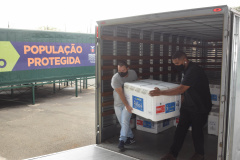 O Paraná recebeu no início da tarde deste sábado (18) mais 363.800 vacinas contra a Covid-19 da CoronaVac. A Secretaria de Estado da Saúde confirmou a chegada ao Estado de duas remessas, que desembarcaram no aeroporto Afonso Pena, em São José dos Pinhais, às 12h55, no voo LA 3443, e às 13h55, no voo AD 4830. -  Curitiba, 18/09/2021  -  Foto: Américo Antonio/SESA