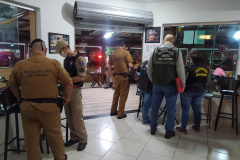 A operação da Ação Integrada de Fiscalização Urbana (AIFU) abordou 17 pontos comerciais na Capital entre a noite de sábado (18/09) e a madrugada de domingo (19/09). O trabalho resultou em sete estabelecimentos comerciais fechados e R$ 595.550,00 mil em multas aplicadas pelos agentes municipais. As equipes da AIFU dispersaram 1.684 pessoas de aglomerações. -  Curitiba, 19/09/2021  -  Foto: SESP-PR