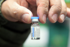 Com a ajuda das vacinas contra a Covid-19 que o Paraná recebeu nesta segunda-feira (20), a Secretaria de Estado da Saúde dará início a mais uma etapa da campanha de vacinação com a aplicação das doses de reforço (terceira dose).. Foto: Américo Antonio/SESA