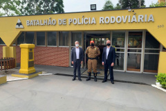O diretor-presidente do Tecpar, Jorge Callado, e o diretor de Tecnologia e Inovação do Tecpar, Carlos Pessoa, estiveram no Batalhão de Polícia Rodoviária (BPRv) e foram recebidos pelo comandante tenente-coronel Wellington Joserli Selmer  -  Curitiba, 23/09/2021  -  Foto: Tecpar