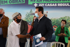 Governador Carlos Massa Ratinho Junior entrega Títulos de Regularização Fundiária e libera recursos em Irati -  Irati, 24/09/2021  -  Foto: Ari Dias/AEN