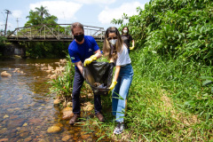 Em Morretes, cerca de 250 quilos de resíduos foram retirados das margens do rio. Evento marcou o início da semana do Voluntariado e  teve a participação da primeira-dama Luciana Saito Massa e do presidente da Sanepar, Claudio Stabile  -  Curitiba, 27/09/2021  -  Foto: André Thiago/Sanepar