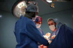 O Hospital Universitário do Oeste do Paraná (Huop) realizou, pela primeira vez, uma cirurgia de reconstrução de crânio com um molde 3D. O procedimento, inédito em um hospital público da região, foi possível graças a uma parceria da instituição com a startup Segmenta Biomodelos da cidade de Toledo.  -  Curitiba, 04/10/2021  -  Foto: HUOP