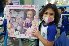 A Portos do Paraná deu início nesta semana, em parceria com a Superintendência Geral de Ação Solidária, à distribuição de brinquedos às crianças matriculadas nas escolas municipais das comunidades isoladas de Paranaguá e Antonina. Foto: Pierpaolo Nota/Portos do Paraná