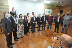Cerimônia de aniversário reúne ex-reitores para plantio da 50ª árvore símbolo da UEL. Foto: UEL