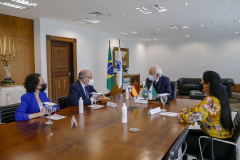 Governador em exercicio Darci Piana recebe o embaixador da Espanha no Brasil, Fernando Garcia Casas, a cônsul honorária da Espanha em Curitiba, Blanca Hernando Barco e a  diretora do Instituto Cervantes, Rosa Sánchez-Cascado  -  Curitiba, 13/10/2021  -  Foto Gilson Abreu/AEN