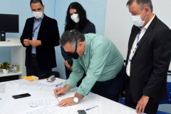 A Secretaria de Estado da Saúde (Sesa) assinou um termo de cooperação técnico científica nesta quarta-feira (13) para implantação e desenvolvimento de atividades de ensino, pesquisa e expansão no Hospital Regional do Litoral (HRL) de Paranaguá, em parceria com a Universidade Estadual do Paraná (Unespar). - Paranaguá, 13/10/2021  -  Foto: Américo Antonio/SESA