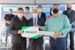 O governador em exercício Darci Piana e o secretário estadual da Saúde, Beto Preto, entregam nesta quarta-feira (13),  veículos da Estratégia da Saúde da Família aos municípios da 1ª Regional de Saúde de Paranaguá, além de computadores para renovação e modernização do parque tecnológico da Sesa.13/10/2021 - Foto: Geraldo Bubniak/AEN