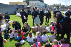 Servidores do Departamento Penitenciário do Paraná organizaram uma campanha para arrecadação de doces e brinquedos que foram entregues nesta quarta-feira (13), a crianças do Centro Municipal de Educação Infantil Ana Maria, em Piraquara, na Região Metropolitana de Curitiba. Além dos presentes, uma apresentação com cães que atuam no sistema prisional alegrou a tarde da criançada.  -  Curitiba, 14/10/2021 - Foto: DEPEN/PR