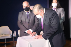 O secretário de Justiça, Família e Trabalho, Ney Leprevost, formalizou nesta quinta-feira o termo de aplicação de R$ 20.771.952 para o Fundo Estadual de Saúde (Funsaude). Os recursos têm origem no Fundo Estadual de Defesa do Consumidor (Fecon) e é resultado de multas aplicadas pelo Procon da secretaria de Justiça a bancos que lesaram os consumidores. - Curitiba, 14/10/2021 - Foto: SEJUF