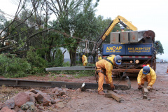 Equipes de emergência, manutenção e obras da Copel seguem em campo neste sábado (16), dando continuidade aos trabalhos de recuperação das redes elétricas danificadas pelo segundo pior temporal já enfrentado na história da empresa.  As chuvas desta sexta-feira (15) dificultaram a execução dos trabalhos e provocaram novos estragos. Já foram contabilizados 508 postes quebrados, nas duas regiões. - Curitiba, 16/10/2021 - Foto: Copel