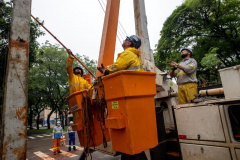 1,8 mil eletricistas estão trabalhando na manhã deste domingo (17) nos estragos provocados pelo temporal da última semana. Um total de 1,1 mil deles estão atuando nas regiões Oeste, Sudoeste e Noroeste, as mais prejudicadas pelo evento que já é considerado o segundo mais grave enfrentado na história da empresa.  -  Curitiba, 17/10/2021  -  Foto: Copel
