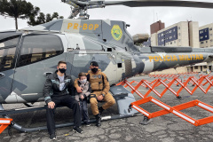 Com exposições de equipamentos, passeios de viatura, tirolesa e até um helicóptero, o Quartel do Comando-Geral abriu as portas para a comunidade entre as 10 e 16 horas deste domingo (17/10) em comemoração ao Dia das Crianças. O evento, que contou com diversos parceiros, foi pensado e organizado para proporcionar um dia especial para os filhos dos policiais militares e para a comunidade no geral. - Curitiba, 17/10/2021 - Foto: PMPR
