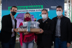Mais 13 colégios estaduais de oito municípios receberam nesta segunda-feira (18) 117 kits educacionais de robótica ? nove para cada instituição de ensino. Foram contempladas, desta vez, escolas do Núcleo Regional de Educação (NRE) da Área Metropolitana Norte. A cerimônia de entrega dos kits aconteceu no Colégio Estadual Altair da Silva Leme, em Colombo. - Colombo, 18/10/2021 - Foto: SEED