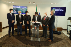 Mais dez municípios do Estado vão ganhar nova pavimentação em importantes estradas rurais, artérias de escoamento da produção agrícola paranaense. Os convênios foram assinados pelo governador Carlos Massa Ratinho Junior nesta terça-feira (19) em cerimônia no Palácio Iguaçu.  Foto: Ari Dias/ AEN.