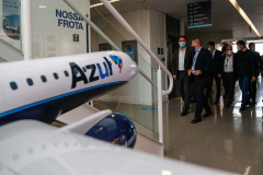 O Paraná será o Estado brasileiro com maior número de destinos cobertos pela Azul a partir de 2022. Onze cidades terão novas linhas operadas pela companhia e outras quatro terão suas operações retomadas após terem sido paralisadas durante a pandemia. O anúncio foi realizado nesta terça-feira (19) em um encontro de representantes da companhia com o governador Carlos Massa Ratinho Junior em Campinas (SP), na universidade corporativa da empresa, a Uniazul. Foto: Jonathan Campos/AEN
