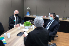 Representantes da Secretaria Estadual de Saúde (Sesa) se reuniram nesta segunda-feira (18) com o Ministério da Saúde, em Brasília, para debater o cenário pós-Covid. O principal assunto em pauta foi a manutenção e destino de 600 leitos de UTI habilitados no Paraná ao longo da pandemia. Foto: SESA