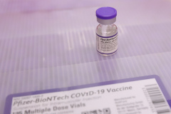 Um novo carregamento com 318.240 doses de vacinas contra a Covid-19 chega no Centro de Medicamentos do Paraná (Cemepar), em Curitiba, na noite desta terça-feira (19).   Desse total, 228.150 doses  Pfizer/BioNTech  são exclusivas para a população de 12 a 17 anos, sem comorbidades ou pertencentes a grupos prioritários.Foto: Geraldo Bubniak/AEN