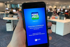 Aliado do consumidor neste momento de alta dos preços nos diversos segmentos, o aplicativo Menor Preço do Nota Paraná é um programa que permite ao usuário pesquisar preços menores de um produto na hora das compras em mais de 100 mil estabelecimentos participantes, dentre eles restaurantes, mercados, farmácias, postos de combustíveis, entre outros serviços. -  Curitiba, 20/10/2021 - Foto: SEFA

  

 