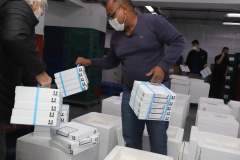 Um novo carregamento  555.750 imunizantes da Pfizer/BioNTech   contra a Covid-19 chegam no Centro de Medicamentos do Paraná (Cemepar), em Curitiba, na nesta sexta-feira (22).  Foto: Geraldo Bubniak/AEN