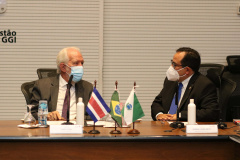 O vice-governador Darci Piana recebeu nesta sexta-feira (22) o embaixador da Costa Rica no Brasil, Norman Lizano Ortiz, e uma comitiva daquele país da América Central, para discutir possibilidades de intensificar relacionamento e trocas comerciais. O encontro foi realizado no Palácio Iguaçu.Foto: Camila Tonett