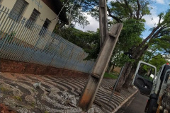 TAPIRA -  Equipes da Copel seguem em campo nesta segunda-feira nos trabalhos de reconstrução das redes danificadas pelo temporal do fim de semana. Eletricistas das regiões Leste e Centro-Sul foram deslocados para auxiliar nas regiões mais atingidas, somando um contingente de 1600 eletricistas na linha de frente. - Curitiba, 25/10/2021 - Foto: Copel